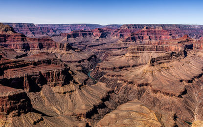 O Pima Point com sua perspectiva frontal do Rio Colorado no seu caminho em direção ao oeste, curvando-se em torno das rochas do Inner Canyon, Grand Canyon National Park, South Rim, Arizona