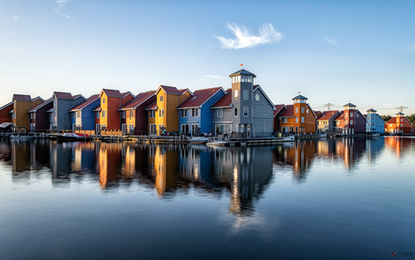 As casas coloridas de Reitdiephaven, embelezando a Marina Reitdiep de Groningen, Países Baixos