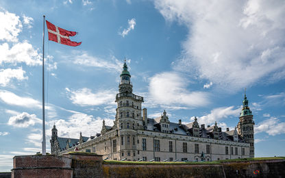 O Castelo de Kronborg, também conhecido como o Castelo de Hamlet, domina o estreito de Øresund, com sua localização estratégica à beira-mar, Helsingør, Dinamarca