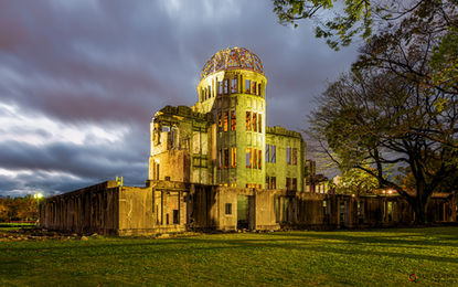 O anoitecer sobre o Memorial da Paz (Cúpula da Bomba Atômica) de Hiroshima, Japão
