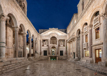 O Peristilo e sua esfinge egípcia de granito negro de 3.500 anos em Split, Croácia