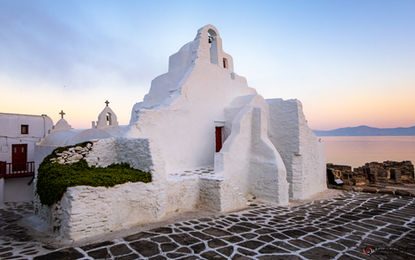 A Igreja Panagía Paraportiani,  um conjunto de 5 capelas unidas e sobrepostas, com a mesma arquitetura irregular das Cíclades. Kastro, Mykonos, Grécia