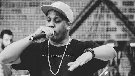 Kamau transita entre artes e esporte na Caravana em Laranjeiras