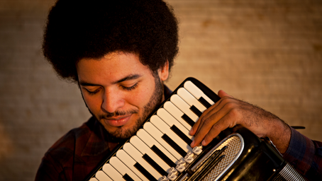‘Sanfoneiro de nascença’, Mestrinho do Acordeon traz ritmo nordestino para Caravana