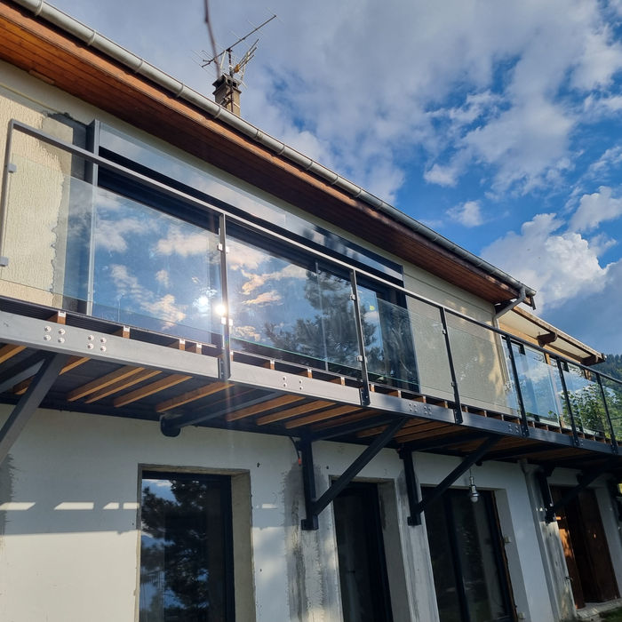 Balcon-terrasse acier sur mesure avec garde-corps en verre grenoble