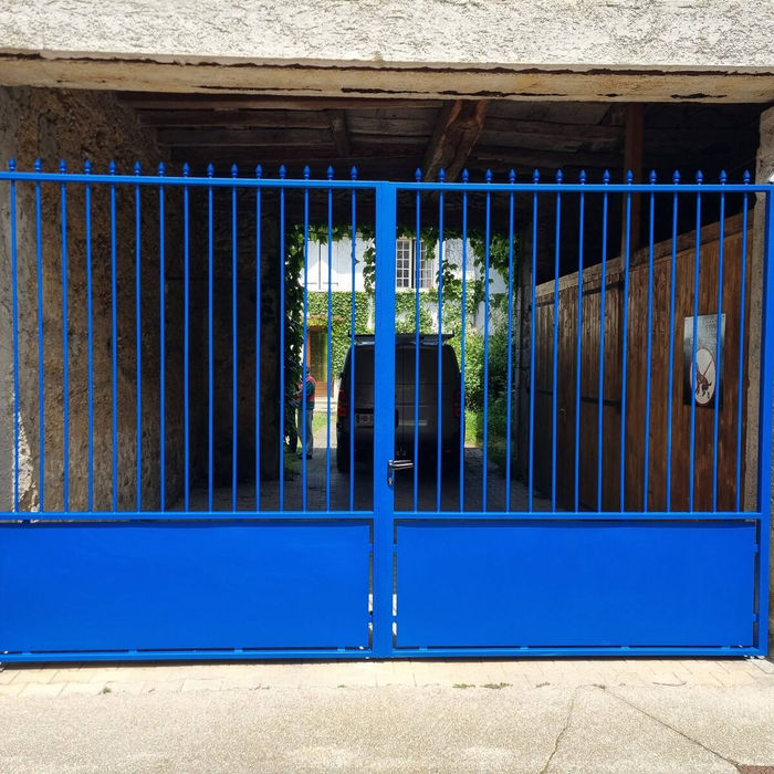 Portail deux vantaux fer forgé bleu fermé, vue de face, bâti en pierre ancien, Moirans