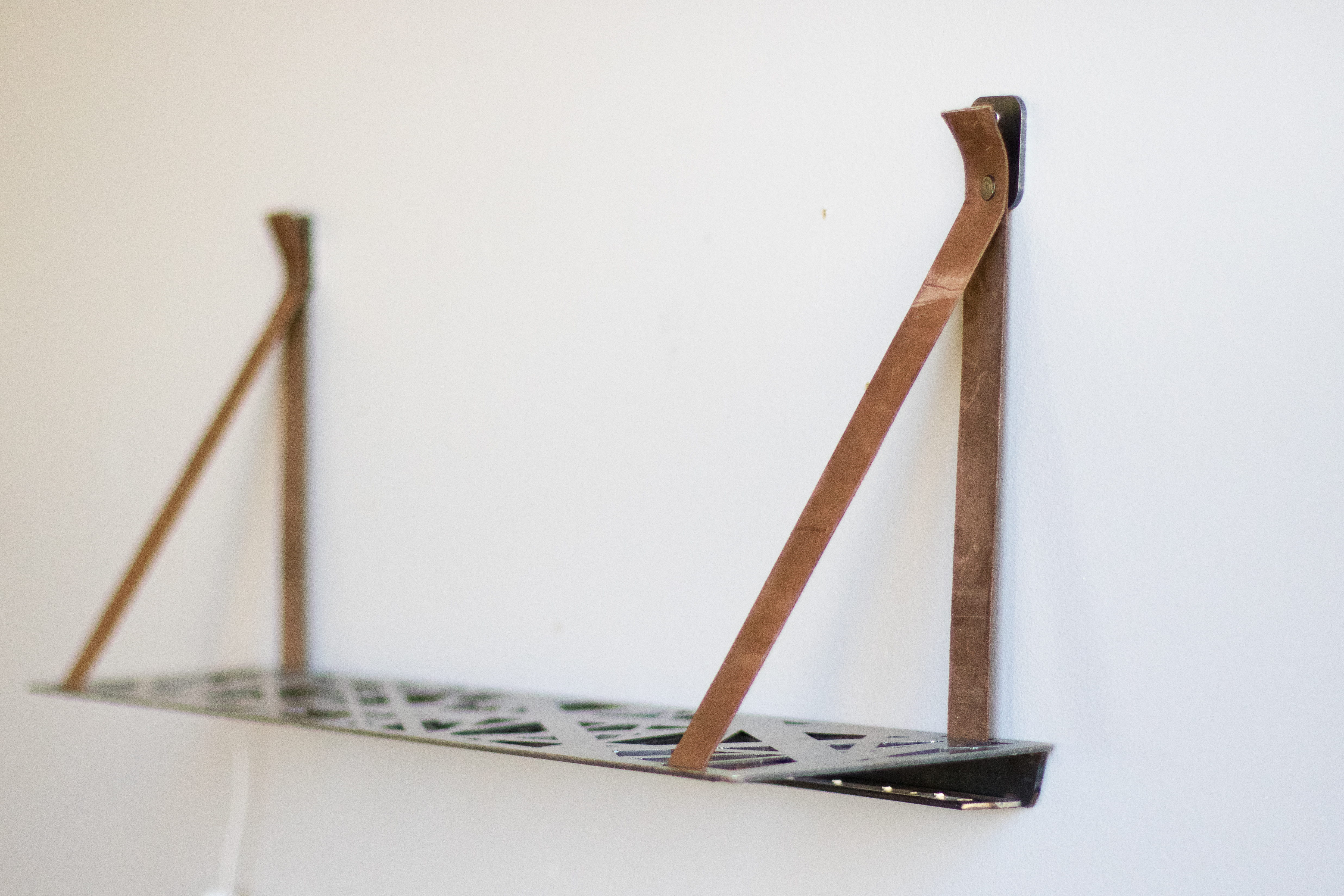 Etagère en métal et liens cuir