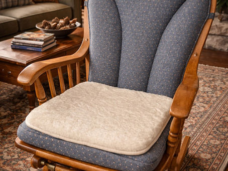 毎日座る椅子を、もっと心地よく。　－天然ムートンクッションと言うプチ贅沢