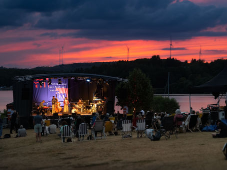 poetische Bühnenkulissen bei Fill in Festival am Bostalsee