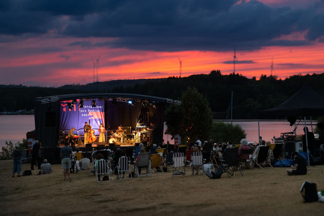 poetische Bühnenkulissen bei Fill in Festival am Bostalsee