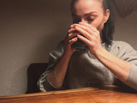 Achtsames trinken Frau Tasse Kakao Kaffe