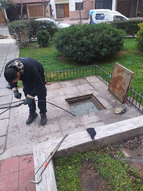 Destape de cámara de inspección cloacal con máquina rotativa