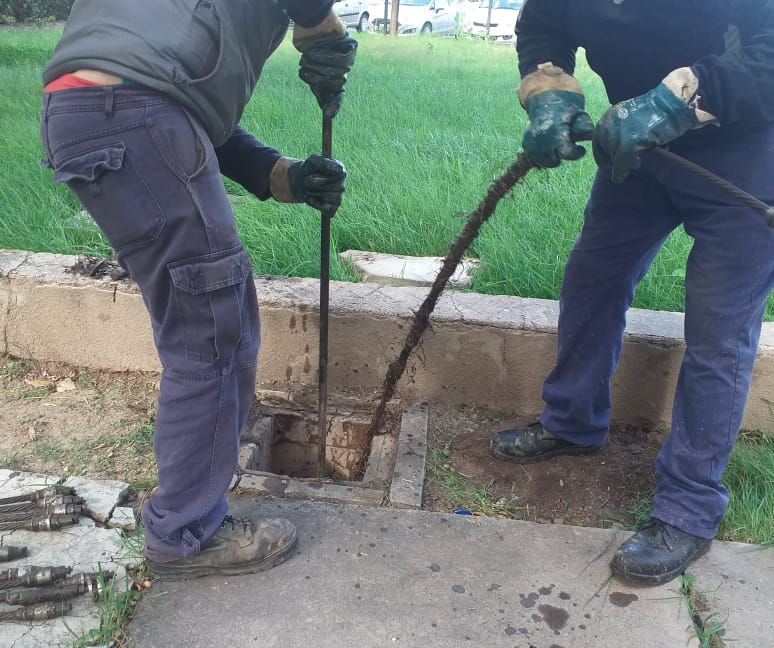Destape de cámara de inspección cloacal con máquina rotativa