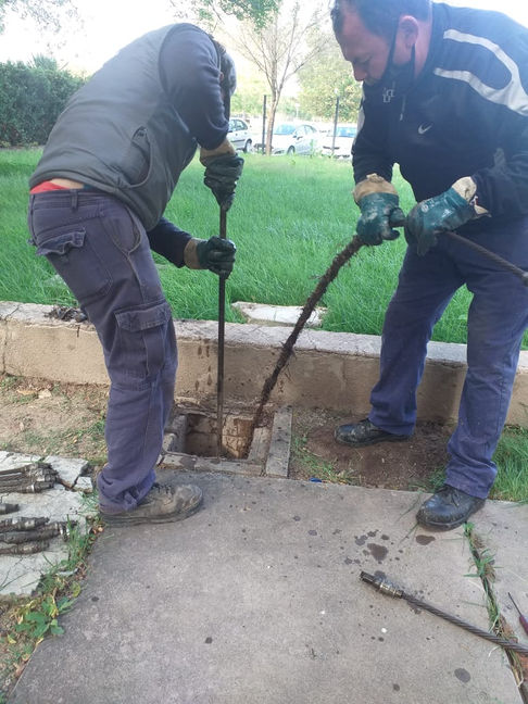 Destape de cámara de inspección cloacal con máquina rotativa