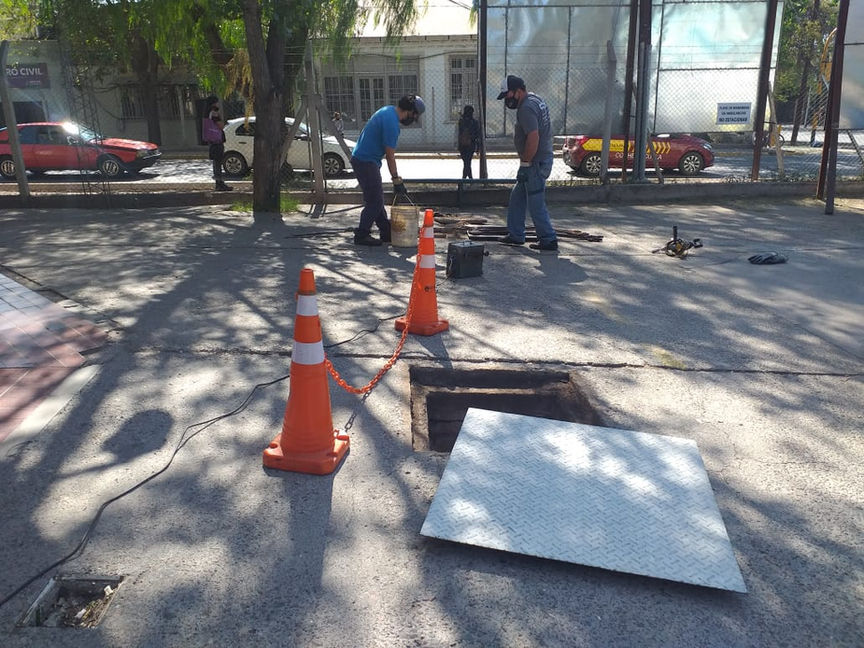 Destape de cámara de inspección cloacal en la vía pública con máquina rotativa