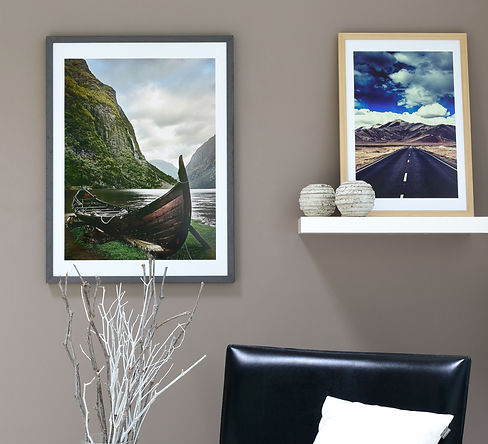 Två ramar med färgfoton i vardagsrumsmiljö.jpg