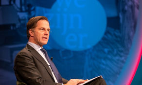 Woordkunstenaar fileert Rutte: Hij had zijn ziel en zaligheid verkocht aan Schwabs totalitaire staat