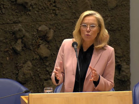 Kaag oogst kritiek met verklaring: ‘Ze plast dedain, ze zweet dedain en ze huilt dedain’