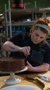 sweet-somethings-de-employee-icing-cake.jpg