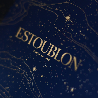 Découvrez le design du coffret édition « Nuit étoilée » réalisé pour Château d'Estoublon : une création graphique haut de gamme inspirée du ciel de Noël au-dessus des Alpilles, réunissant trois huiles d’olive monovariétales de prestige. Design coffret premium