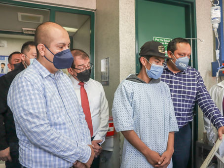 Visita Ariel Corona a lesionados por explosión en Fraccionamiento Punta Real