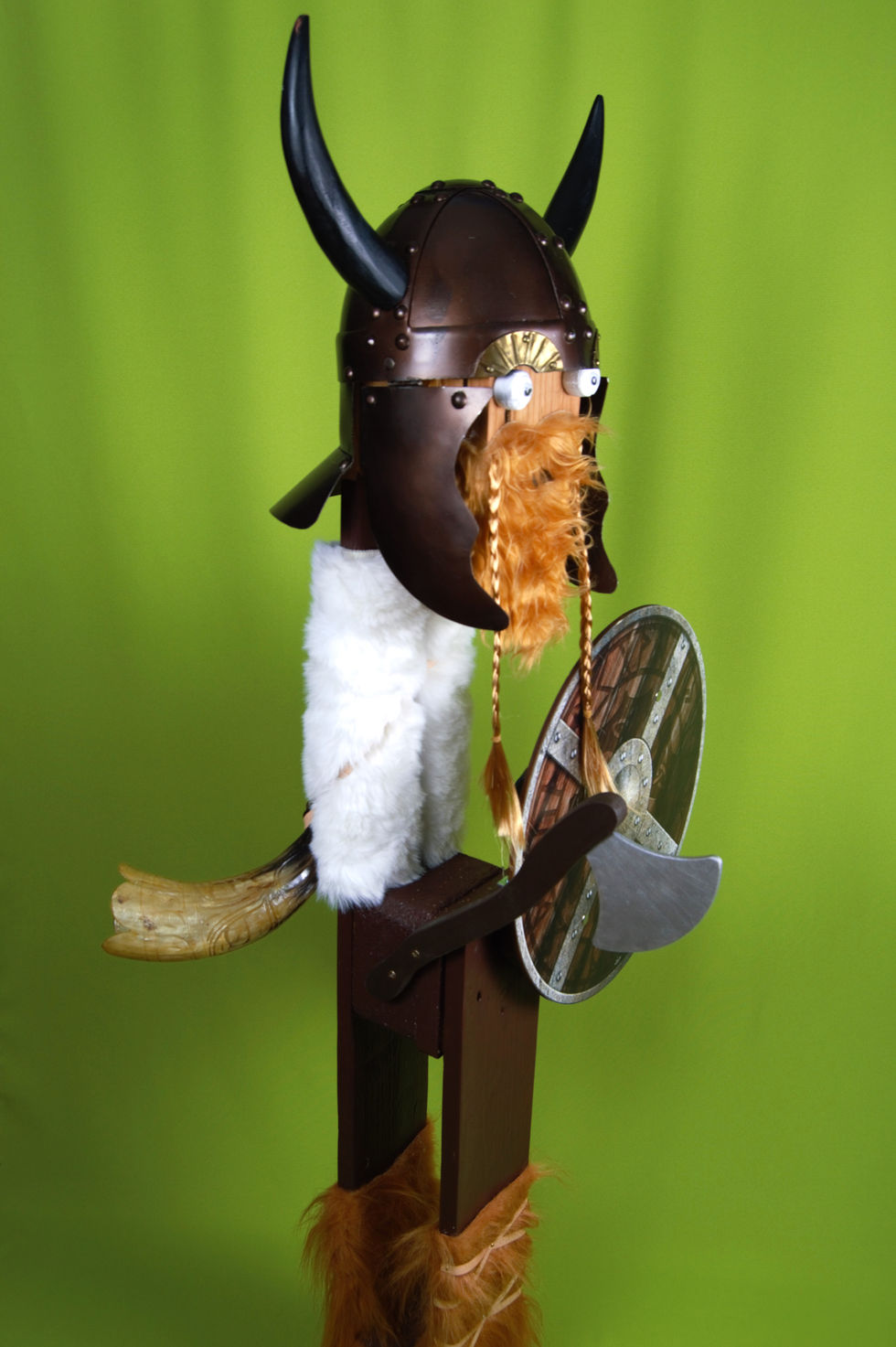 Wikinger mit seinen wichtigsten Werkzeugen - Streitaxt und Schutzschild