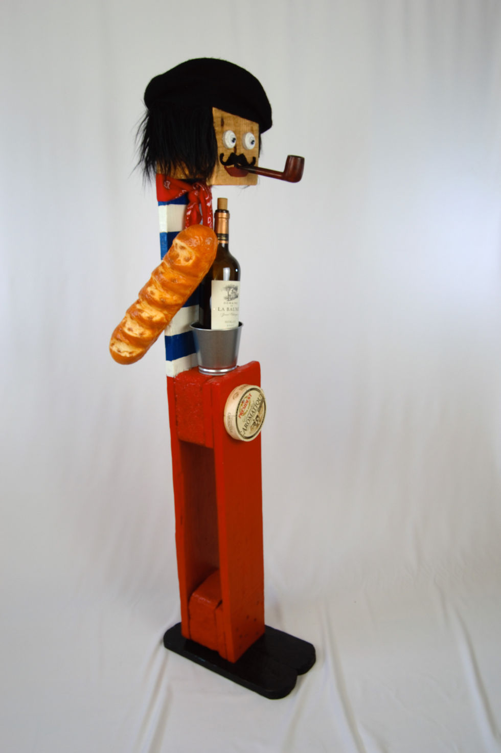 Savoir vivre. In Paris, der Stadt der Liebe, genießt ein Franzose sein Baguette und ein Glas Vin rouge mit voller Hingabe.