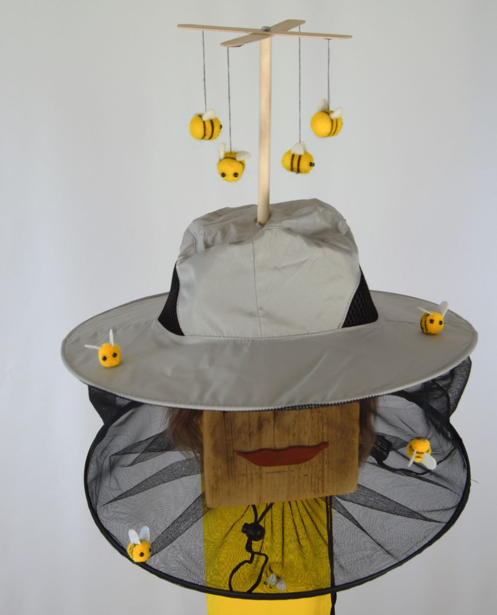 Ein Imker beobachtet fleißige Bienen, die Nektar sammeln und Honig in den Waben erzeugen.