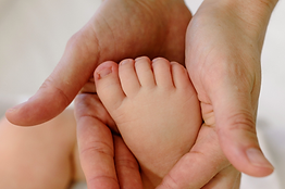 Instant de tendresse durant le massage bébé sur Lyon et sa region