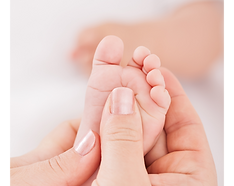 maman qui masse le pieds de son bébé