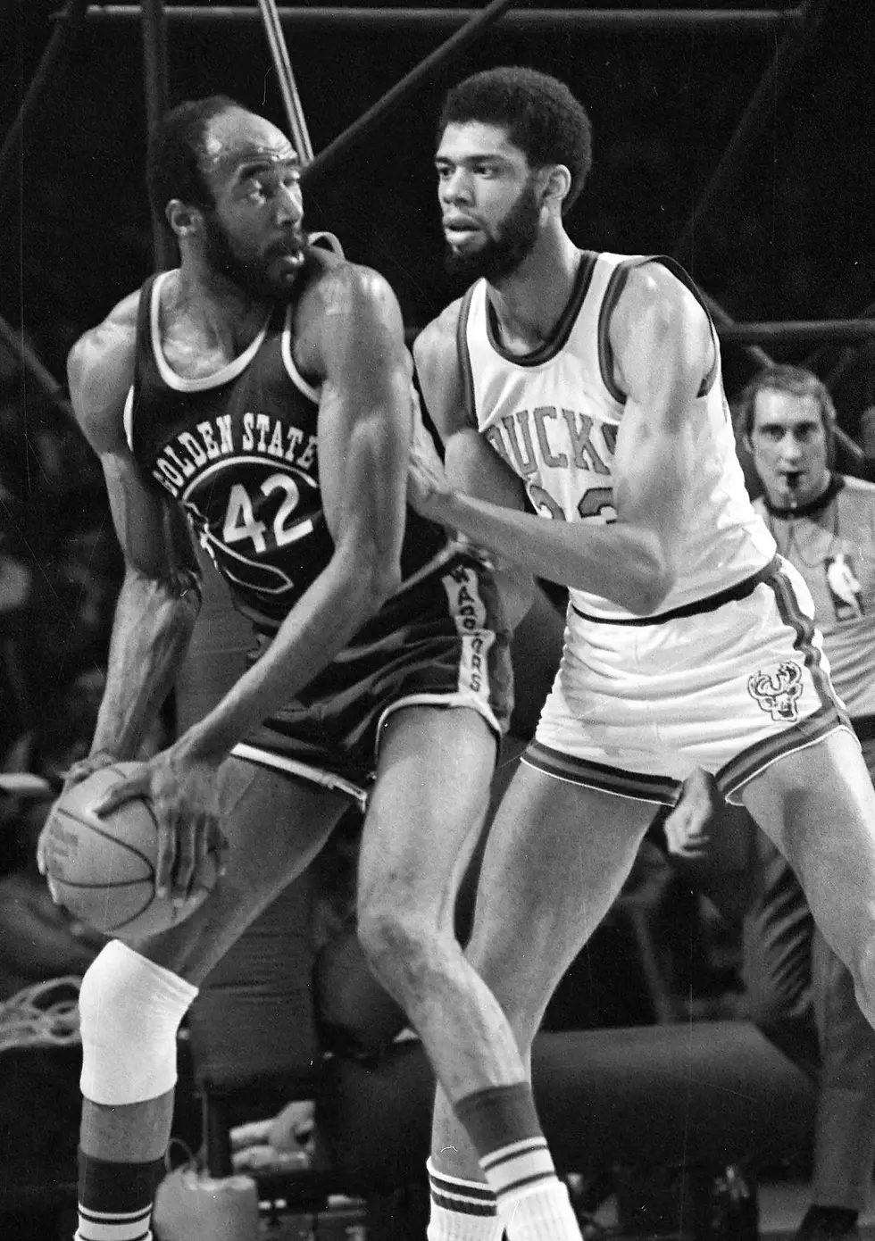 Photo: Nate Thurmond posting up against Kareem Abdul-Jabbar. Photo credit: Associated Press.