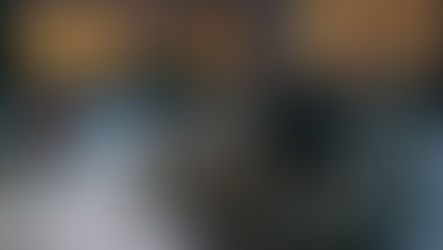 Es war der Heiligabend, als die Atmosphäre im Altenheim eine ganz besondere Wärme ausstrahlte. Die festlich geschmückten Tannenbäume in den Räumen und Garen, die leise weihnachtliche Musik, die von den Lautsprechern erklang, und der Duft von frisch gebackenen Plätzchen, der durch die Räume zog – alles war vorbereitet für den Abend, der für die Bewohner und deren Familien ein besonderer Moment sein sollte.    Der alte Herr hatte sich extra herausgeputzt, das Hemd ordentlich gebügelt und seine beste Jacke angezogen, die er vor Jahren gemeinsam mit seiner Frau für solche Anlässe gekauft hatte. Als seine Familie eintraf, wurden sie mit offenen Armen empfangen. Die Kinder, die schon so lange nicht mehr zusammen gefeiert hatten, scharten sich um den Tisch, der in der Mitte des Wohnzimmers stand, und ein Gefühl der Zusammengehörigkeit lag in der Luft.  Es war das erste Weihnachten, an dem der alte Herr nicht in seinem Haus, sondern in dieser neuen Umgebung feierte, die ihm anfangs so fremd un