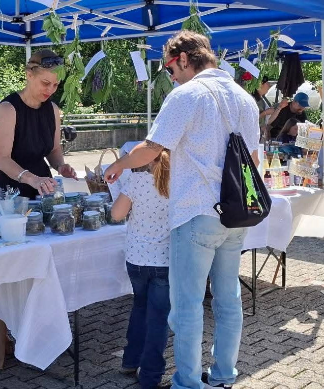 Kräuterstand und Kunden