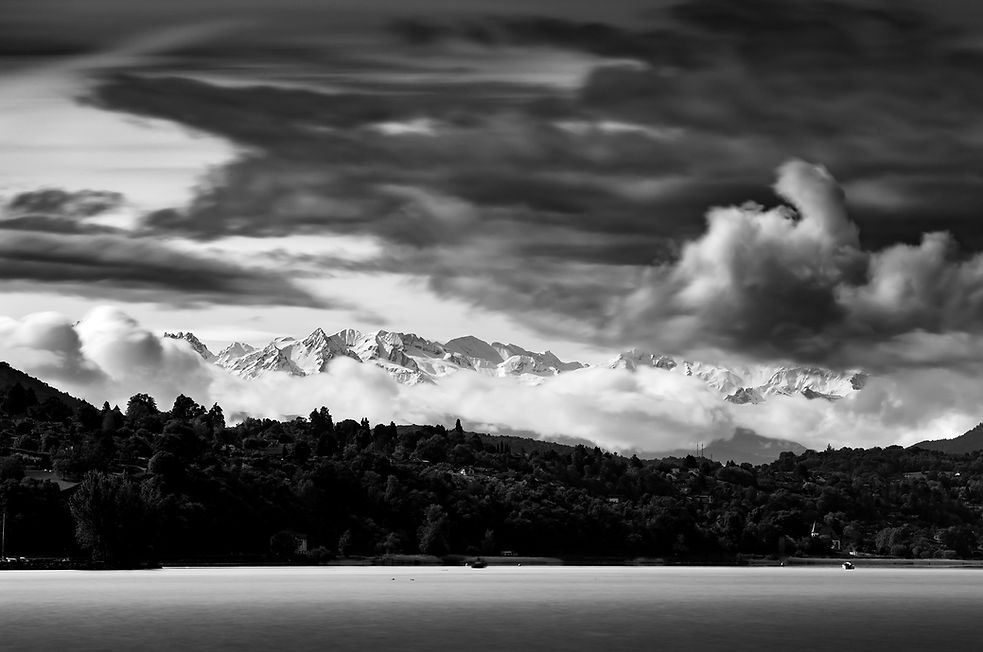 Lac du Bourget et massif de Belledonne enneigé au printemps, noir et blanc