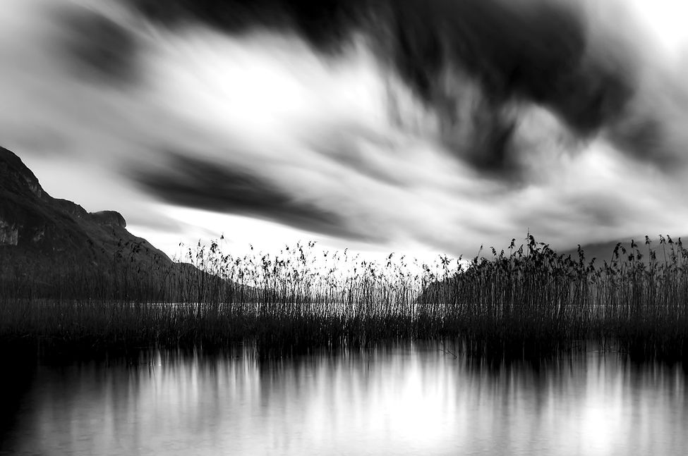 Reflet parfait des montagnes sur le lac du Bourget, eau calme, noir et blanc