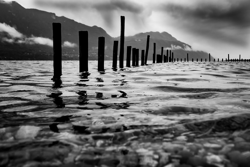 Pieux dans l'eau du lac du Bourget, prise de vue au ras de la surface, pluie