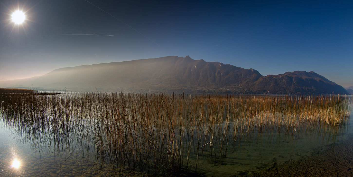 Le lac du Bourget à contre-jour en hiver