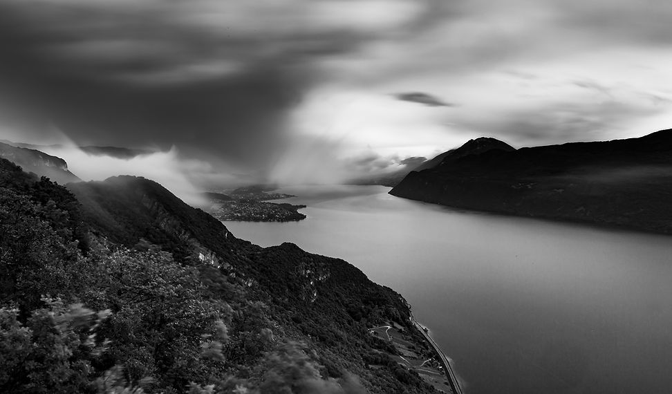Montagnes du lac du Bourget disparaissant dans la brume, photo noir et blanc