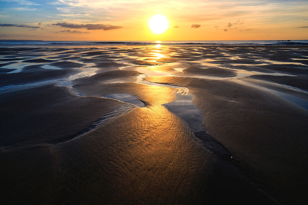 Paysage de mer à marée basse lors d'un coucher de soleil
