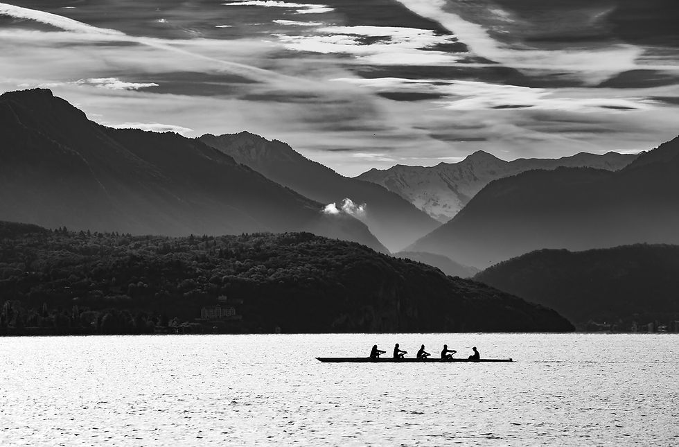 Rameurs sur le lac d'Annecy au petit matin, photographie de paysage en noir et blanc