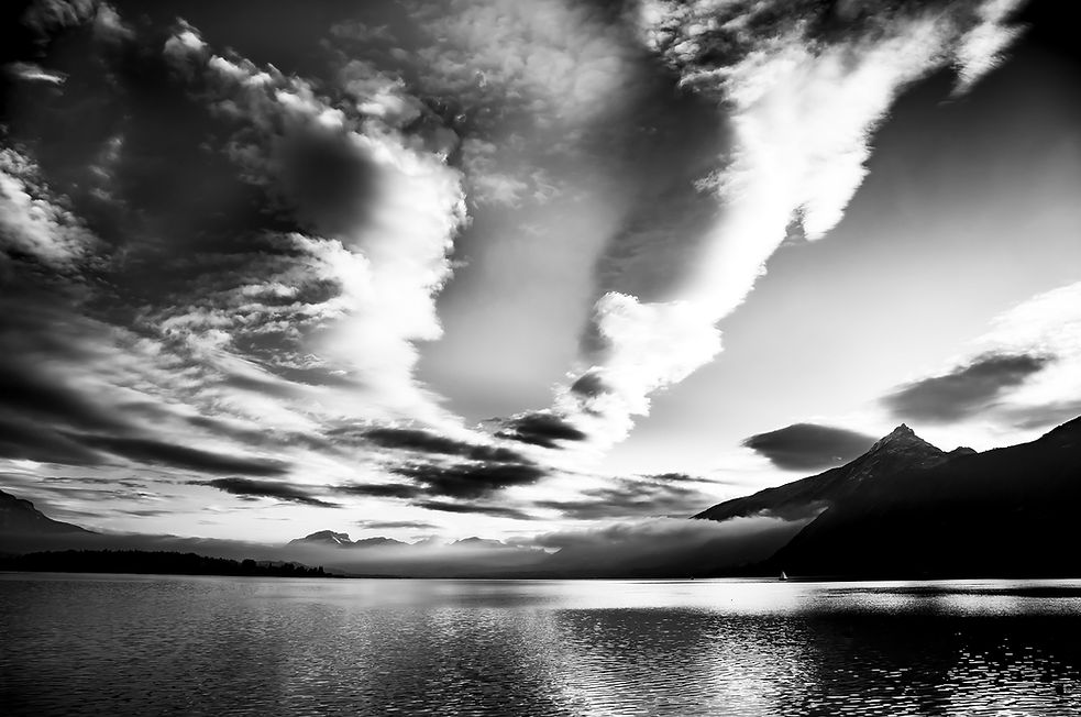 Contre-jour depuis la plage de Brison-Saint-Innocent, lac du Bourget, noir et blanc