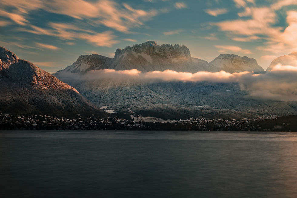 La Tournette sous la neige dominant un lac d'Annecy agité en fin de dépression