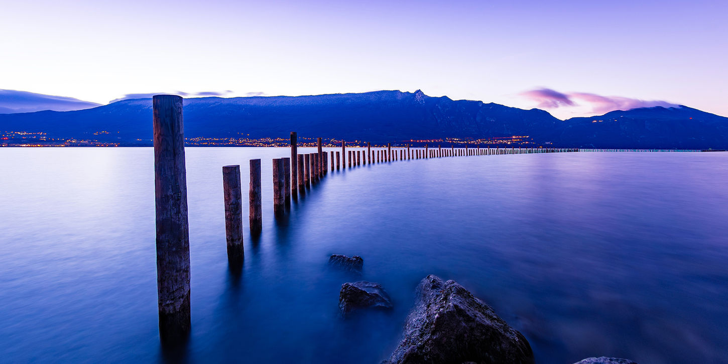 Photo panoramique du lac du Bourget lors de l'heure bleue