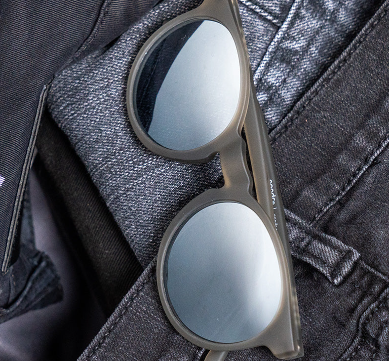 They Were Out of Black Lentes Goodr