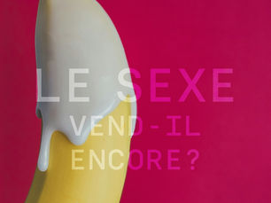 Une banane suggestive recouverte de glaçage blanc sur un fond coloré, utilisée comme métaphore visuelle de la psychologie du désir en publicité.