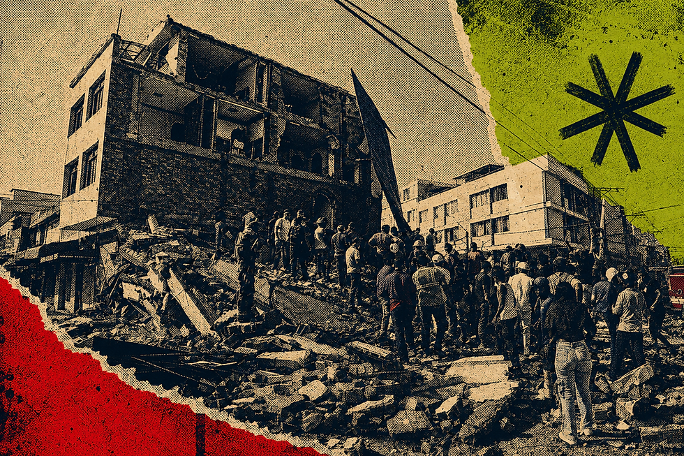 Multitud entre escombros de un edificio derrumbado, con gráfico verde y rojo y un símbolo de estrella; escena caótica y tensa.