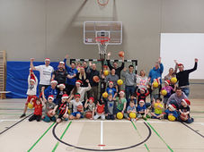 Basketball-Weihnacht mit 100 glücklichen TSGO-Kindern