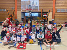 Bananen-Weihnachtsmänner unter den Oberurseler Mini-Basketballkörben
