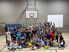 Mit Gebrüll und Geschenken in die Weihnachtspause