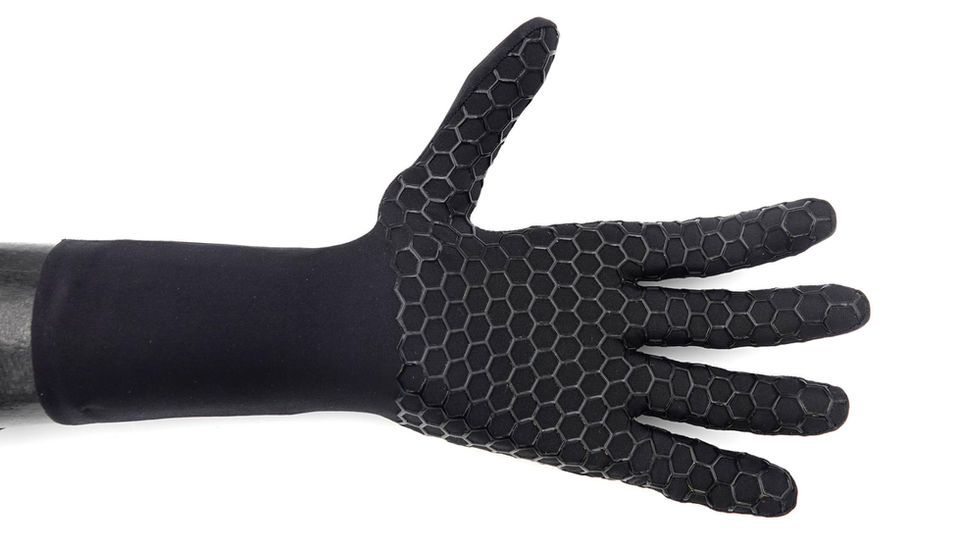 Geöffnete VINCENTevolution Handprothese mit schwarzem Handschuh der Firma Glove Factory vor weißem Hintergrund.